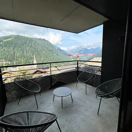 Le Savoisien, In Centrum 150 M Ski-lift Châtel